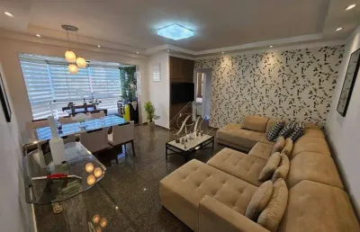 Maravilhoso apartamento, 2 dormitórios, sacada na sala, 2 vagas demarcadas, em excelente localização em santos!!