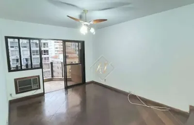 Apartamento super amplo, frente, sacada na sala, 2 dormitórios, lazer completo, na quadra da praia na cidade de santos!!!