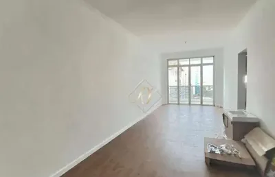 Frente, andar alto, sol da manhã, 2 dormitórios, sacada na sala, no bairro boqueirão em santos!!!