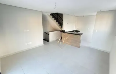 Maravilhosa casa duplex em villagio, com fino acabamento, recém entregue, com garagem fechada, super bem localizado no bairro do campo grande!!!