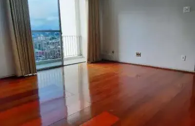 Sala ampla com sacada, 2 dormitórios, arejado e iluminado na cidade de santos!!!