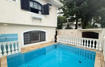 Sobrado amplo de esquina, super charmoso e com total privacidade na ponta da praia. com uma área externa excelente com piscina e churrasqueira!!!!