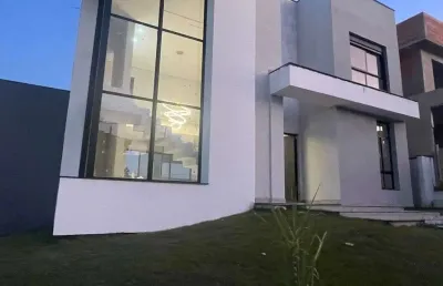 Casa de alto padrão com 3 suítes, 6 banheiros e 4 vagas de garagem no cyrela