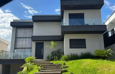 Sobrado espaçoso com garagem coberta e vista definitiva para área verde