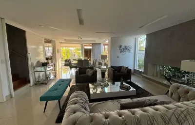 Casa moderna com projeto arquitetônico no lago da boa vista