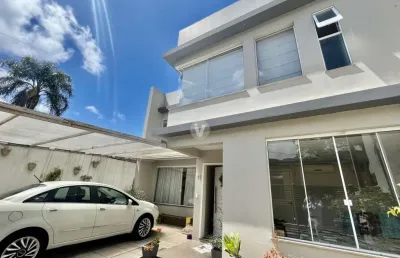 Ampla casa de 4 dormitórios com 3 suítes com closet.