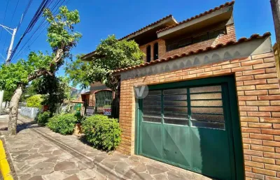 Casa ampla com muitas possibilidades a 5 minutos do centro.