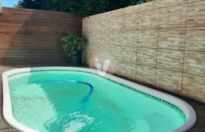 Casa com 03 dormitórios com piscina no bairro tancredo neves!