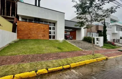 Casa com 03 suítes, localizada no res. parque das oliveiras