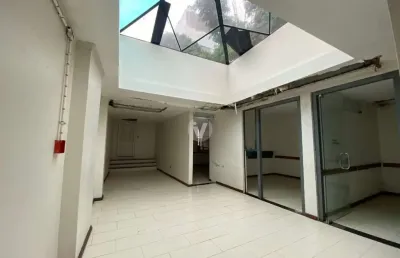 Espaço amplo e versátil: descubra nossa casa comercial perfeita para seus negóci