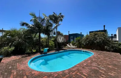 Lindíssima casa espaçosa, piscina, pátio amplo e vagas de garagem.