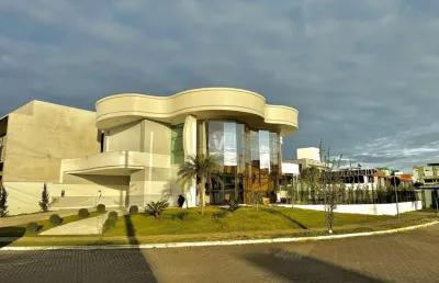 Casa neoclássica de altíssimo padrão em condomínio fechado