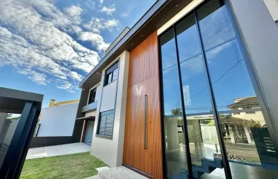 Sobrado de alto padrão com 3 suítes (suíte master com 73 m²), escritório e pisci