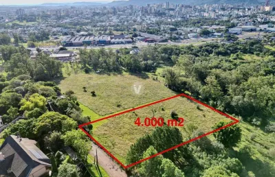 Lote de 4.000 m2 com vista panorâmica da cidade, em região com casas de alto pad