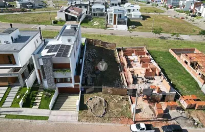 Terreno com área verde aos fundos em condomínio fechado