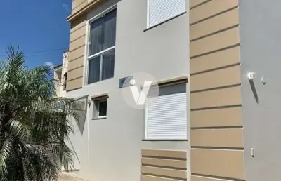 Apartamento de 2 dormitorios com sacada e churrasqueira.