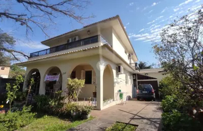 Lindíssima casa com 05 dormitórios, piscina terraço sacada, pátio amplo e vaga d