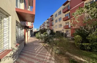 Amplo apartamento central com três dormitórios e duas sacadas.