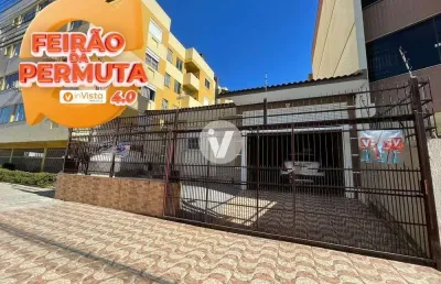 Casa de 3 dormitórios com pátio amplo a 5 minutos do centro