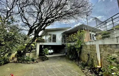 Casa ampla, praticamente térrea com 264m2 de área construída sobre 804m2 de terr