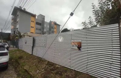 Terreno central com projeto aprovado para construção de casa.