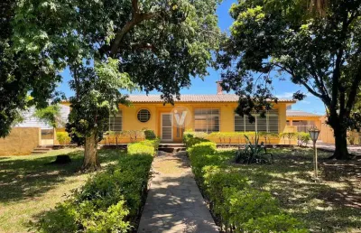 Casa 4 quartos, amplo pátio próximo ao hospital regional