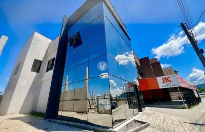 Ampla sala térrea a venda em camobi com 95 m² de área