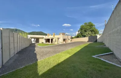 Casa com amplo pátio e 3 dormitórios no bairro n. sra das dores