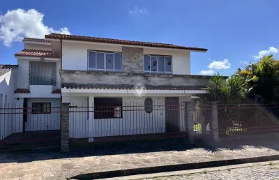 Casa  com 4 dormitórios, pátio e excelente posição solar no bairro noal
