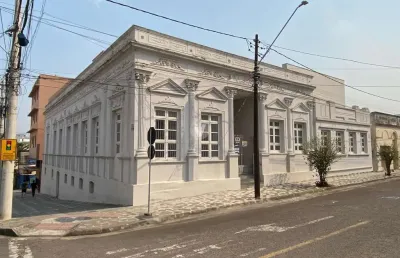 Complexo comercial com 14 salas para venda e locação.