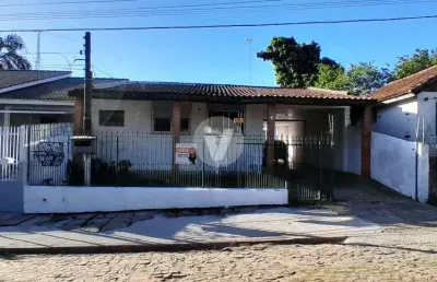Casa 3 quartos em local tranquilo, seguro, em frente a praça e área comercial.