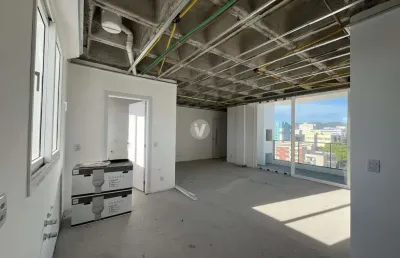 Apartamento no centro com 2 dormitórios, 2 vagas e vista panorâmica!