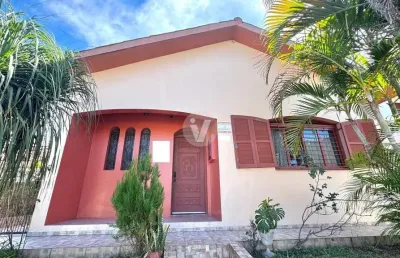 Casa térrea com pátio, 3 dorms e pátio no passo d'areia