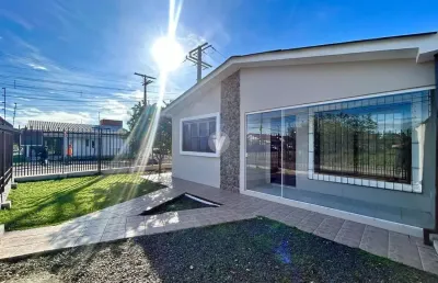 Casa com 03 dormitórios, dois suítes, pátio e com garagem.