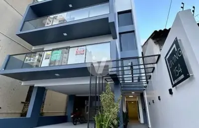 Apartamento duplex com duas sacadas e vaga de garagem.