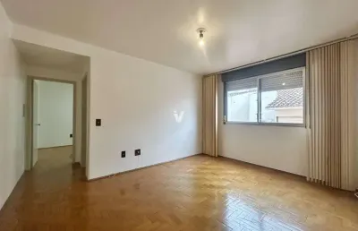 Apartamento 01 dormitório com amplo espaço e box de garagem para locação.