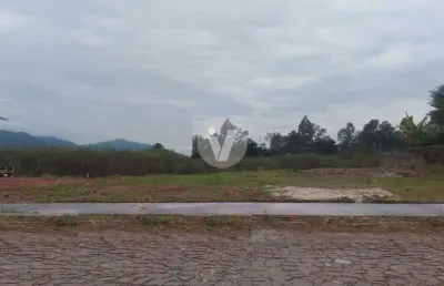 Terreno amplo de esquina, com excelente localização.