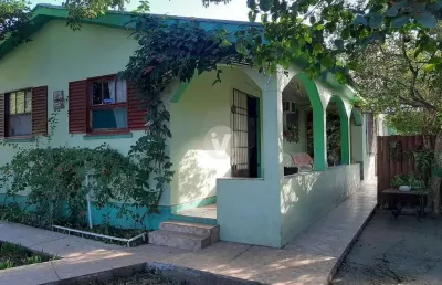 Casa de esquina, 3 dormitórios, localizada no bairro camobi