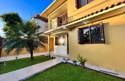 Casa 4 dormitórios, sacada e pátio a poucos minutos do centro