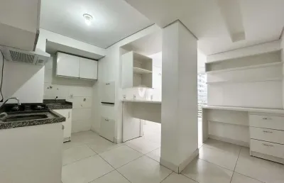 Apartamento semimobiliado no centro, localizado à poucos metros da ufn.