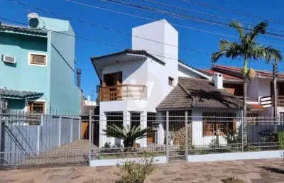 Ampla casa de 5 dormitórios, salão de festas, piscina, lareira, localizada no ba