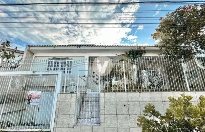 Casa de 4 dormitórios, possuindo lareira, churrasqueira e piscina, localizada no