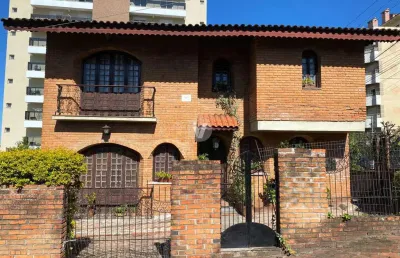 Casa de 3 dormitórios, com ótima localização no bairro nossa senhora de lourdes