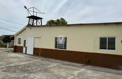 Ponto comercial com estacionamento para carros, localizado no bairro n. sra. da
