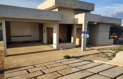 Casa linear com piscina no condomínio estância do cipó