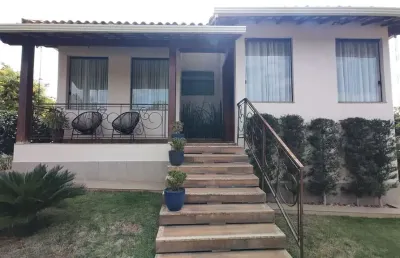 Casa linear em condomínio com excelente localização