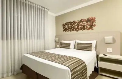 Flat de luxo com excelente localização, maravilhosa vista panorâmica para a orla da lagoa central da cidade!!!