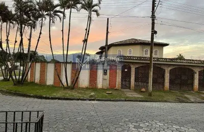 Casa ampla com piscina e 6 dormitórios para venda ou locação em caraguatatuba/sp.