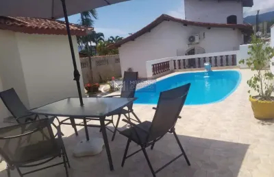Linda casa com piscina no jardim porto novo - caraguatatuba/sp