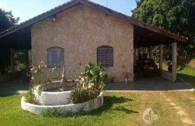Chácara á venda no santa martha em várzea paulista, 5.846 m² a/t e 310 m² de a/c, murada, gramada, casa sede com 03 dormitórios, casa de caseiro.